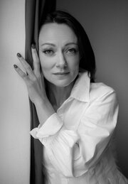 БДСМ әйелдің кеудесін қысу