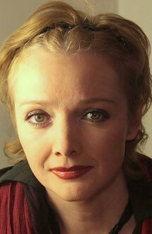 Үстел астындағы әйелдің кискасы