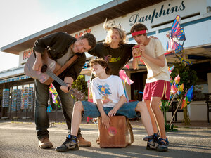 Развеселые каникулы кадр 2 онлайн-кинотеатр Эмбликс