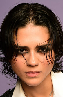 Профиль фотоларында жыныс мүшесі тік тұрған жігіттер