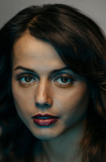 Душ бөлмесінде әжеге қарап тұр.