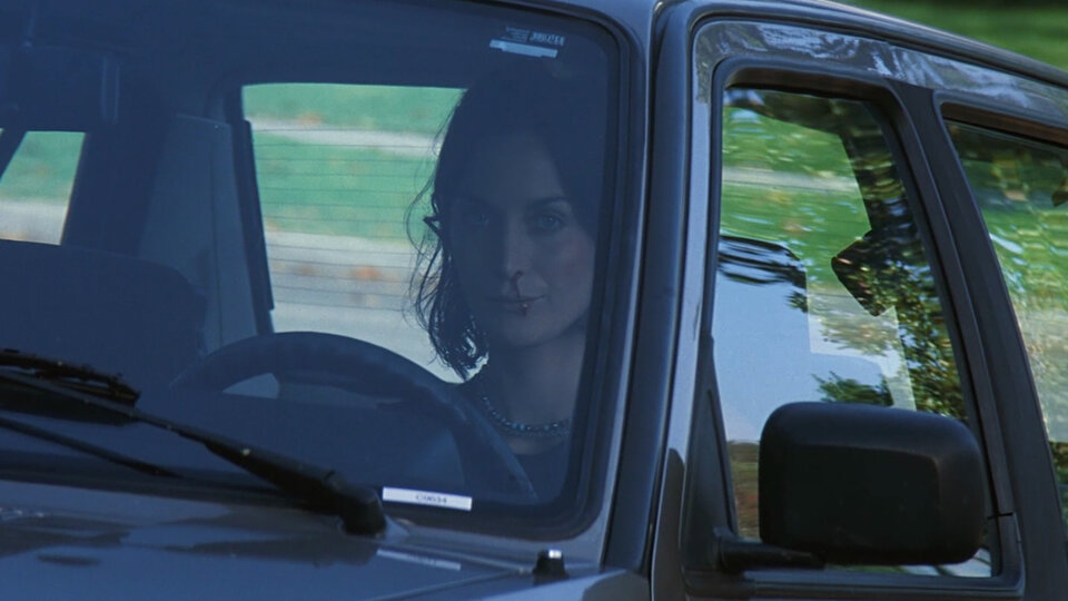  Натали (Кэри-Энн Мосс) с разбитым носом («Помни»)