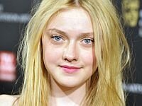 Жалаңаш Дакота Фэннинг жыныстық қатынасқа түсуде