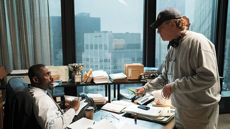 Аарон Соркин и Идрис Эльба на съемках фильма «Большая игра»