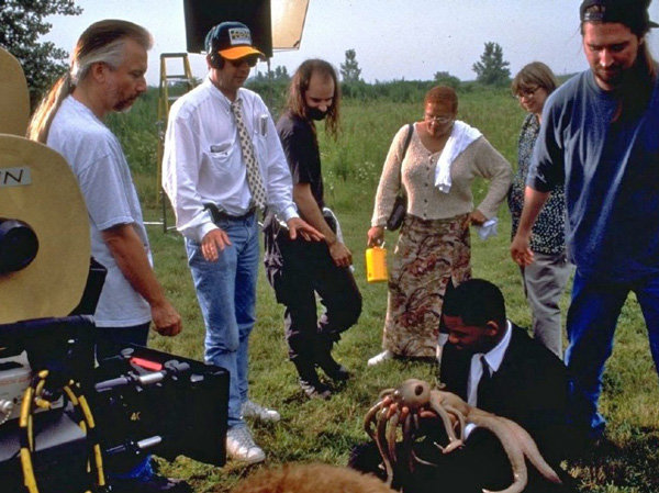 Стивен Спилберг (второй слева) на съемочной площадке фильма «Люди в черном»