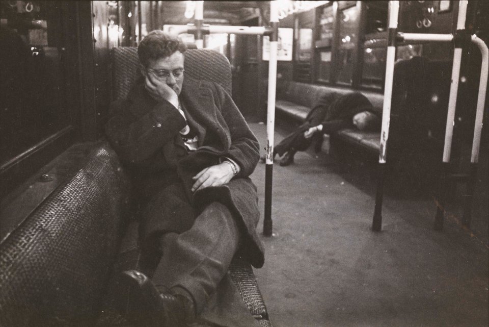 Life and Love on the New York City Subway. Men sleeping in a subway car, 1946 / Фото: mcnyblog.files.wordpress.com