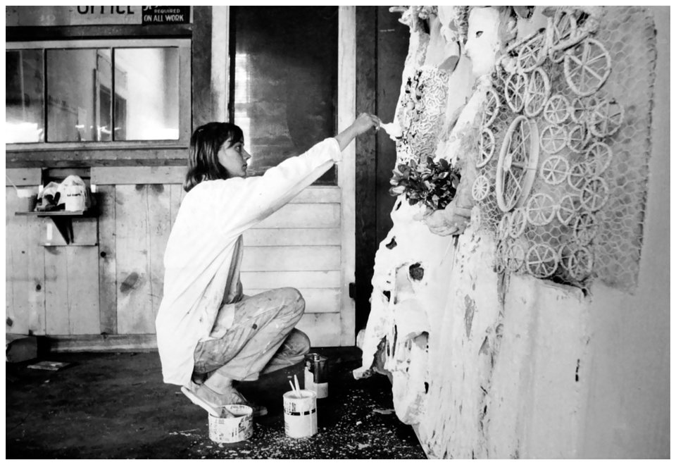 Niki de Saint Phalle (kneeling), 1963 / Фото: pleasurephoto.wordpress.com