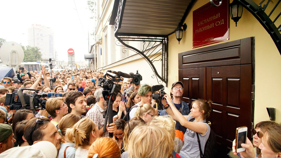 У здания суда собралось множество сторонников режиссера / Фото: Валерия Яковлева