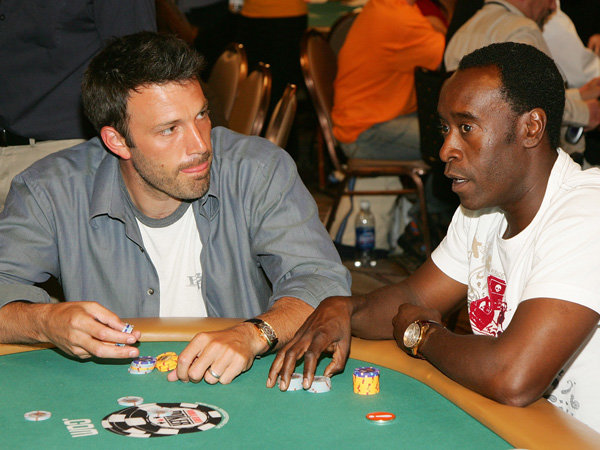 Бен Аффлек и Дон Чидл на турнире по покеру в Лас-Вегасе / Фото: Getty Images