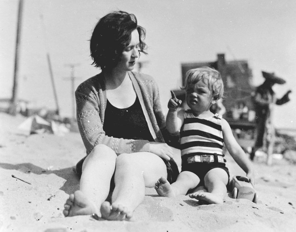 В три года с мамой Глэдис Перл Бейкер на пляже, 1929