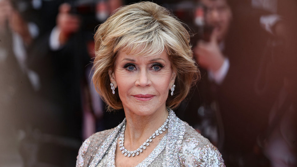 Олар ұйықтап жатқан адамның беті мен аузына сипалайды