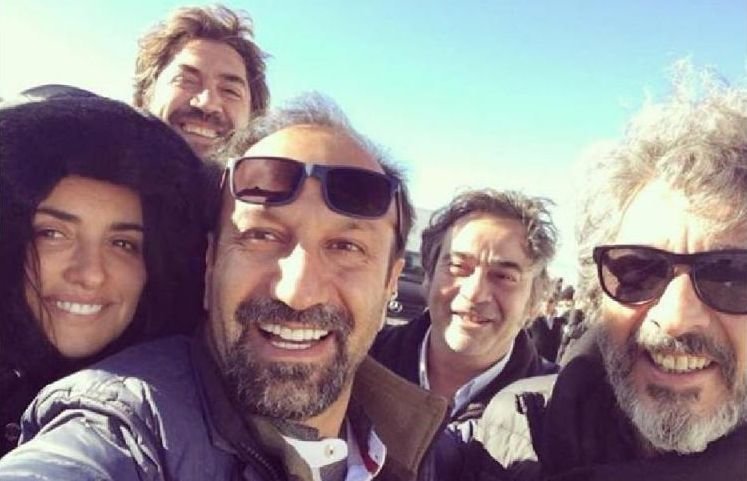 Асгар Фархади с актерами на съемках