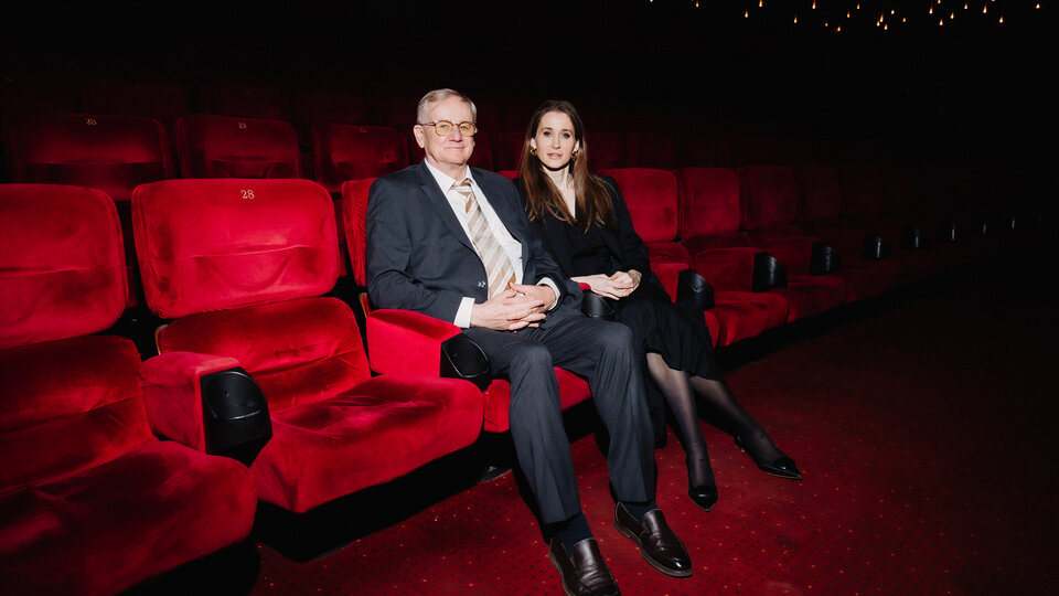 Порно аяқтарына ілінген