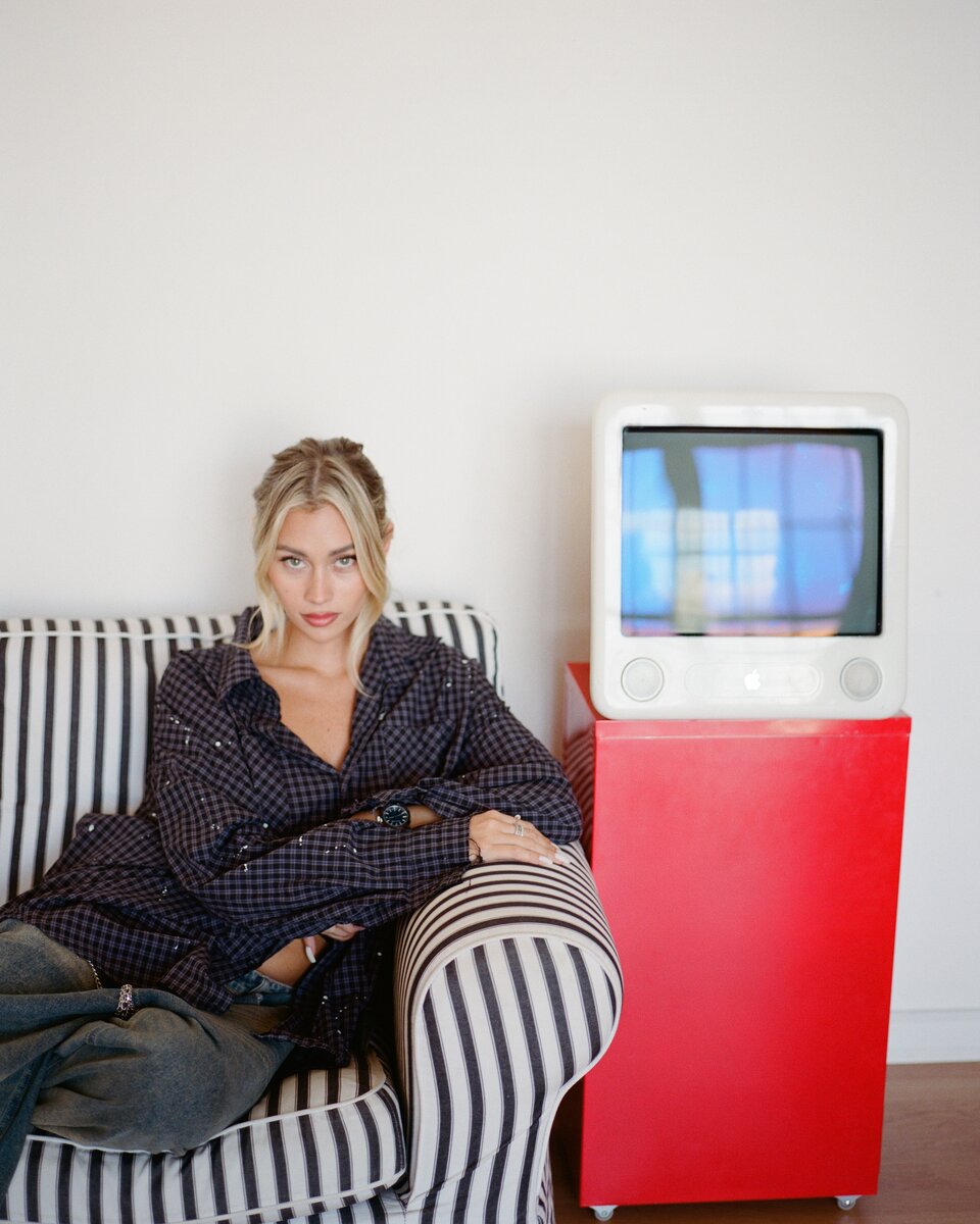 Моника Беллуччи бейнені сорғызды