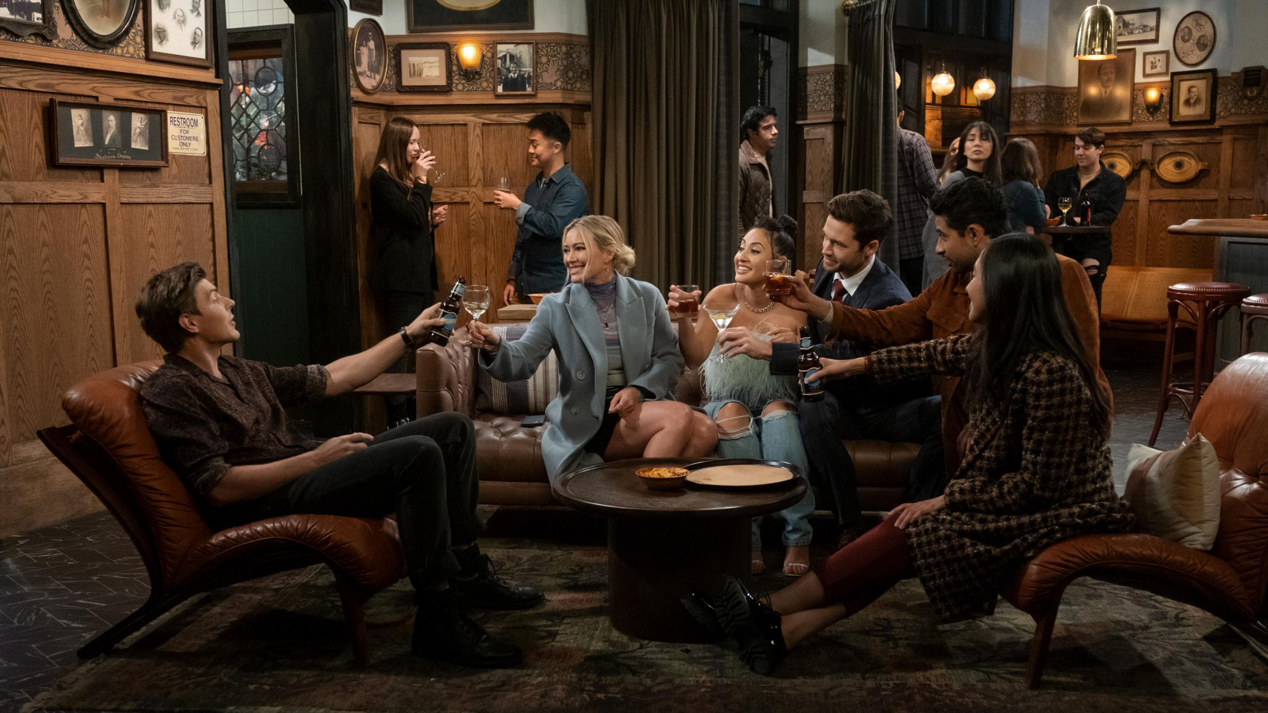 Күйеуі мен әйелінің досы оның ішіне кіреді.