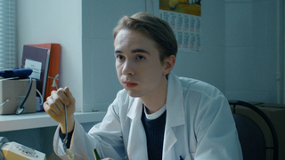 Кискасын жарқыратып тұрған қаншықтың фотосы