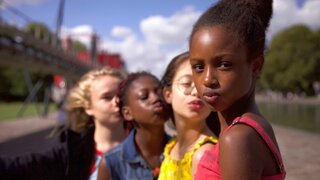 Netflix обвинили в сексуализации 11-летних девочек в фильме «Милашки»