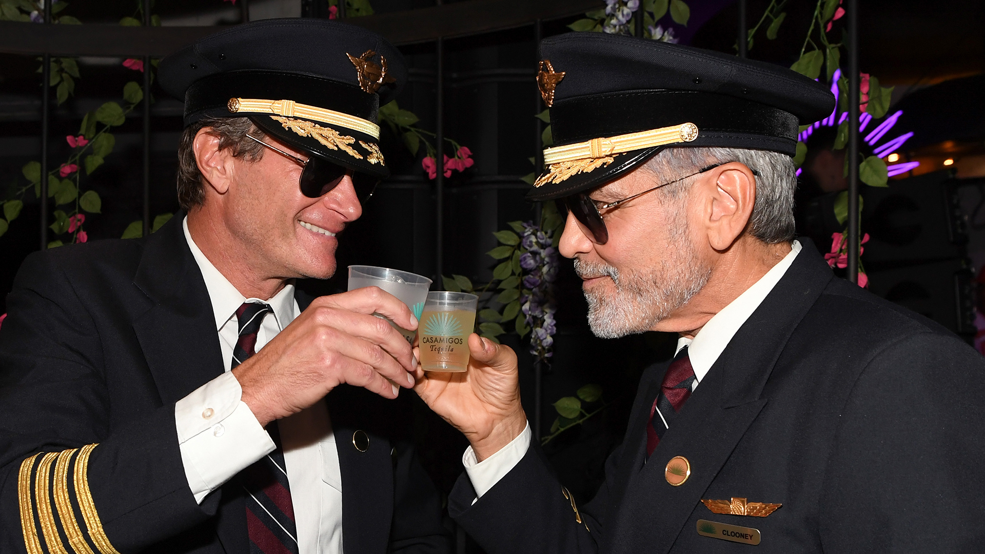 Көрпе астындағы секс туралы бейне