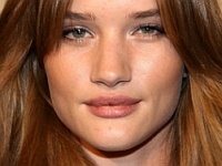 Massajchi qizni qollari bilan orgazmga olib keladi.