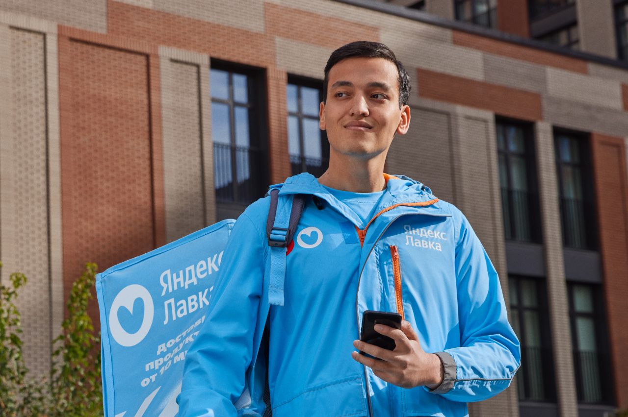 Работа курьером в Москве у партнёров Яндекс Лавки