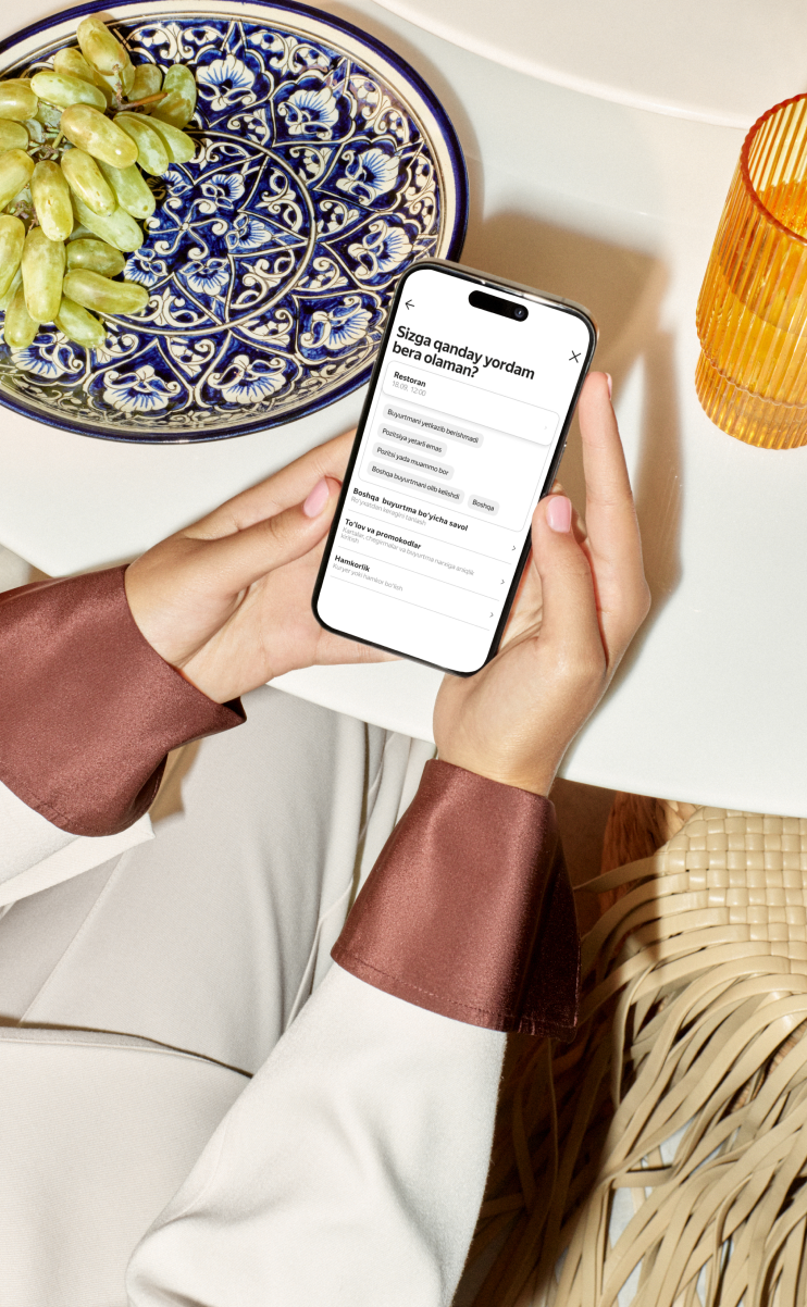 A phone displaying a chat conversation with technical support
