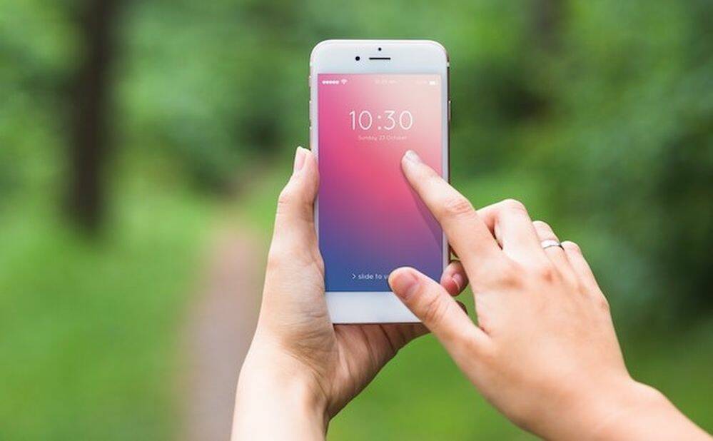 Такой мокап iPhone лучше не использовать: вместе с окружением он выглядит неестественно