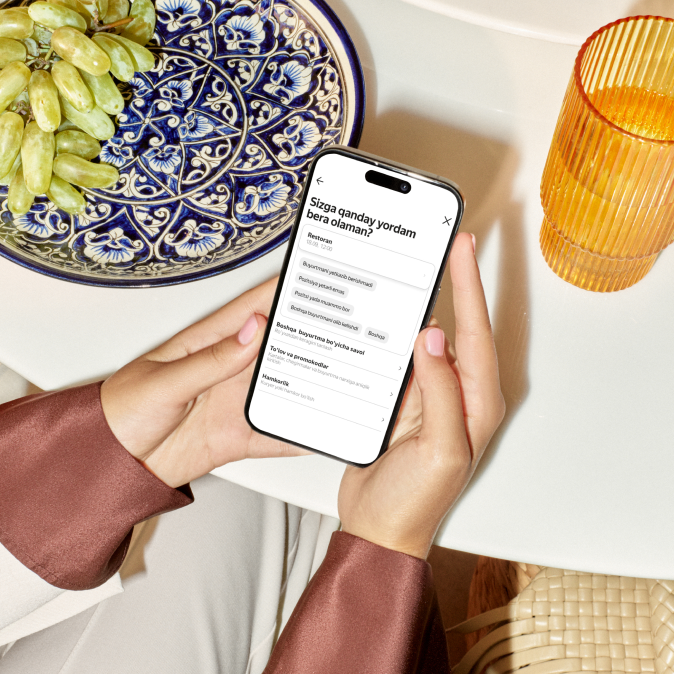 A phone displaying a chat conversation with technical support