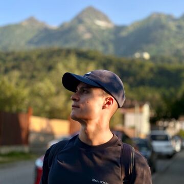 Денис Платонов