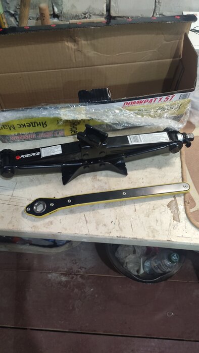 Домкрат механический Forsage F-ST-105С .King (1.5 т) черный - фото № 2 от пользователя  anonymous