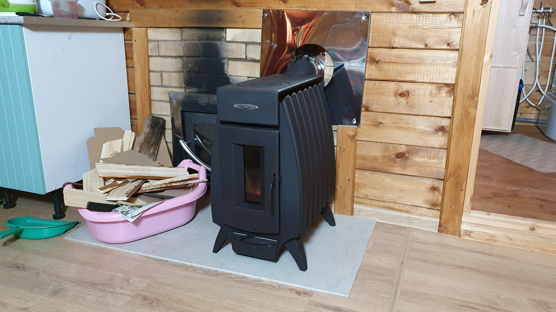 Дымит печь огонь батарея