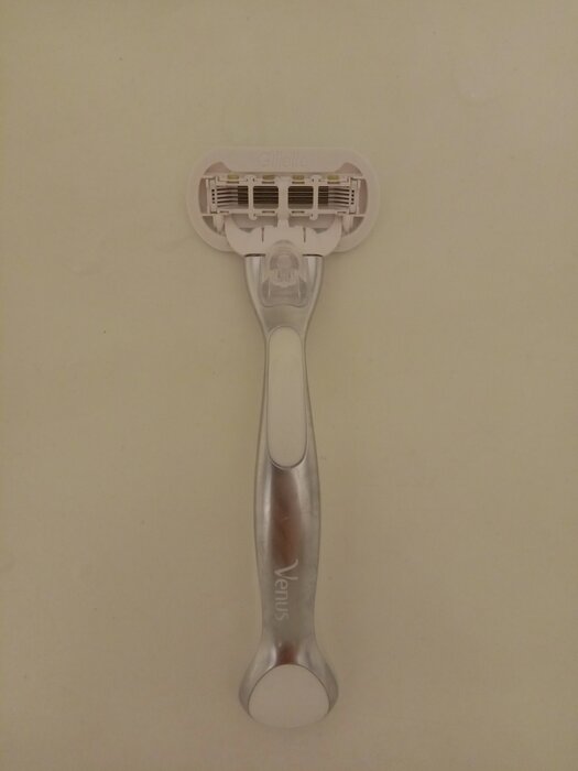 Venus Extra Smooth Platinum Бритвенный станок + сменная касета, с 1 сменным лезвием в комплекте - фото № 1 от пользователя  anonymous