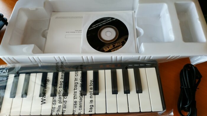 MIDI-клавиатура AKAI LPK25 черный - фото № 3 от пользователя  anonymous