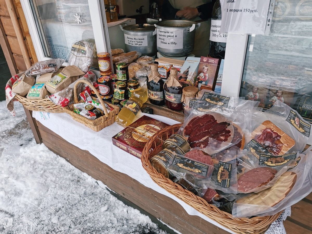 Помимо конфет в этой лавке продают мед, варенье, мясные деликатесы и травяные сборы
