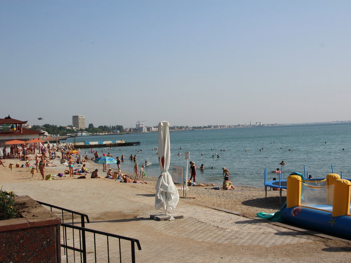 В Феодосии на пляже в сезон обычно много людей, поэтому лучше ехать за город