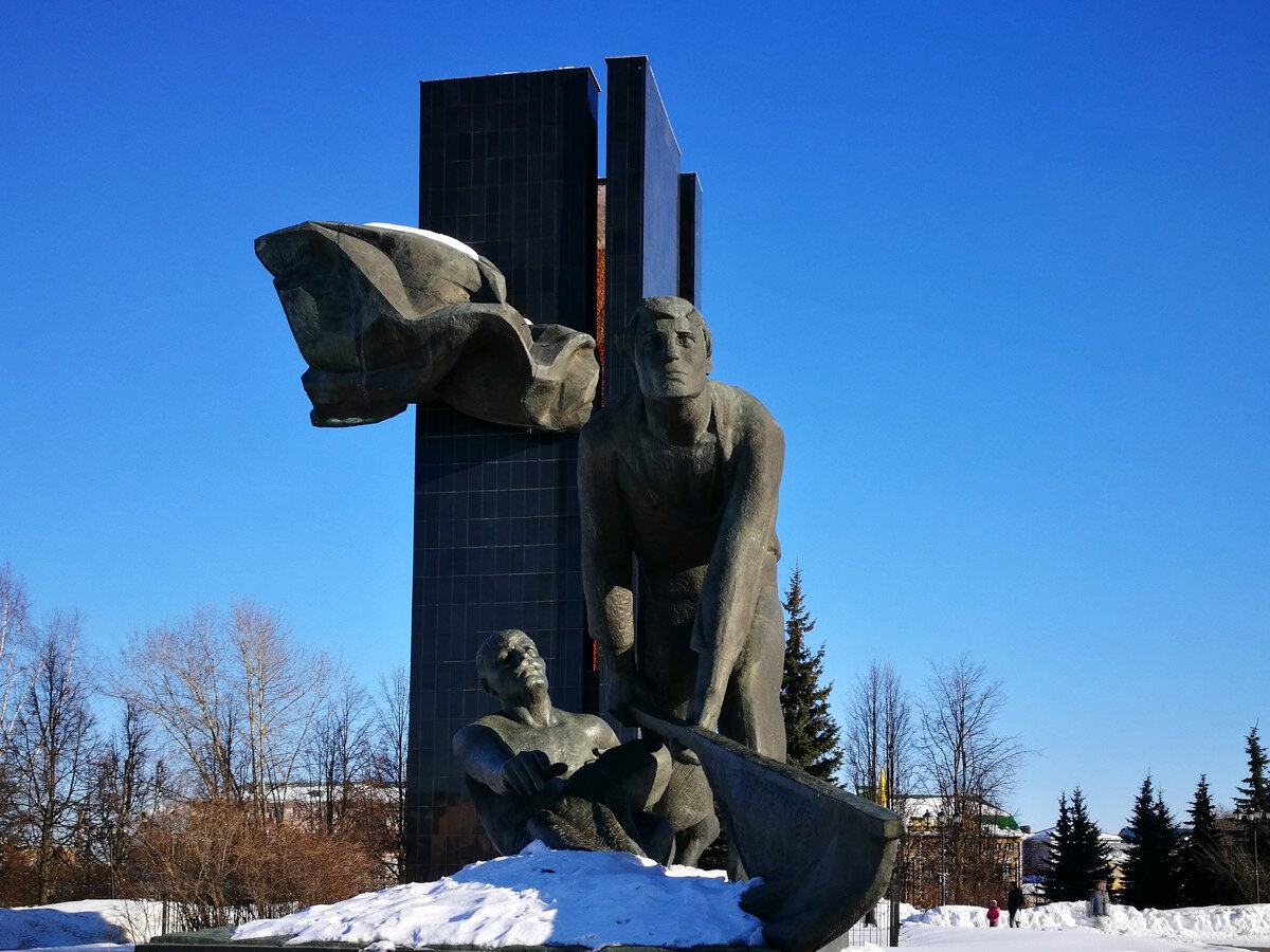 Памятник открыт в 1975 году в день 70-летия первого Совета
