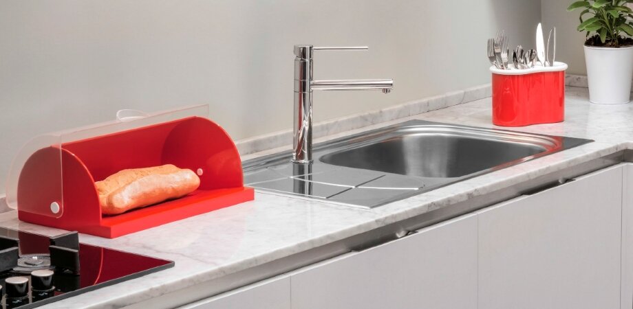 В сушилке для столовых приборов Forme Casa бренда Guzzini есть три отделения, в которых можно хранить столовые приборы и отдельно сушить посуду. Вода скапливается во внешней чаше, которую удобно снимать