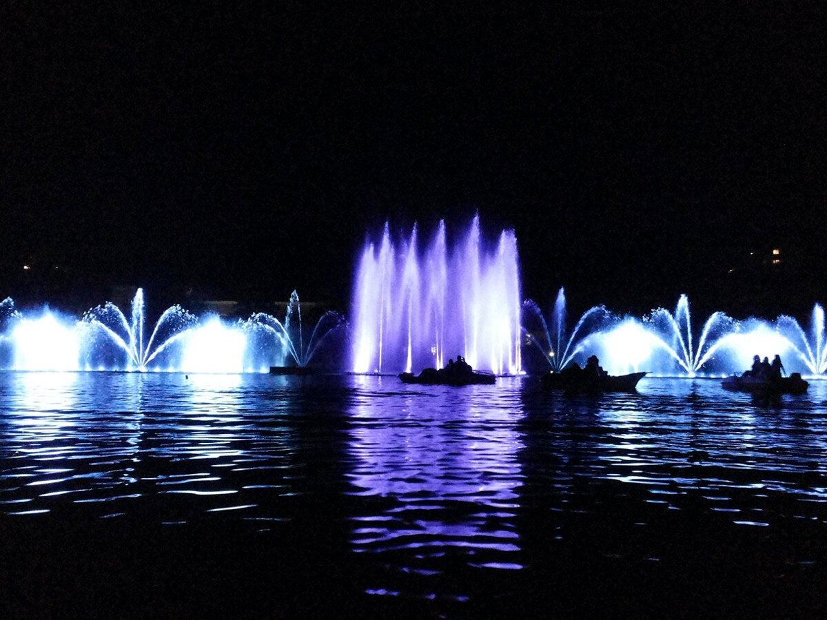 Представление можно посмотреть не только с берега, но и из центра шоу, если арендовать лодку