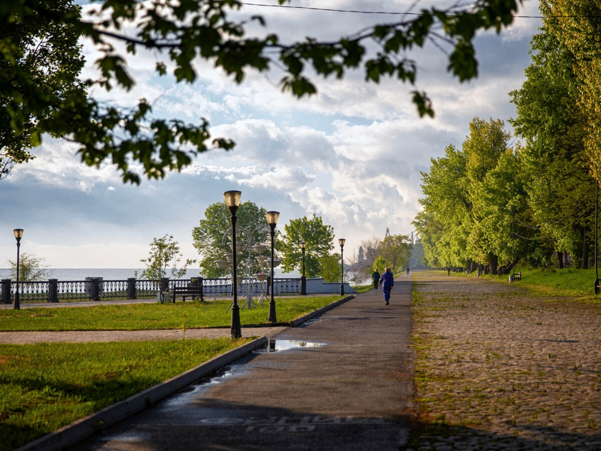 Ещё одно преимущество Приморского парка — проход на одноимённый пляж.