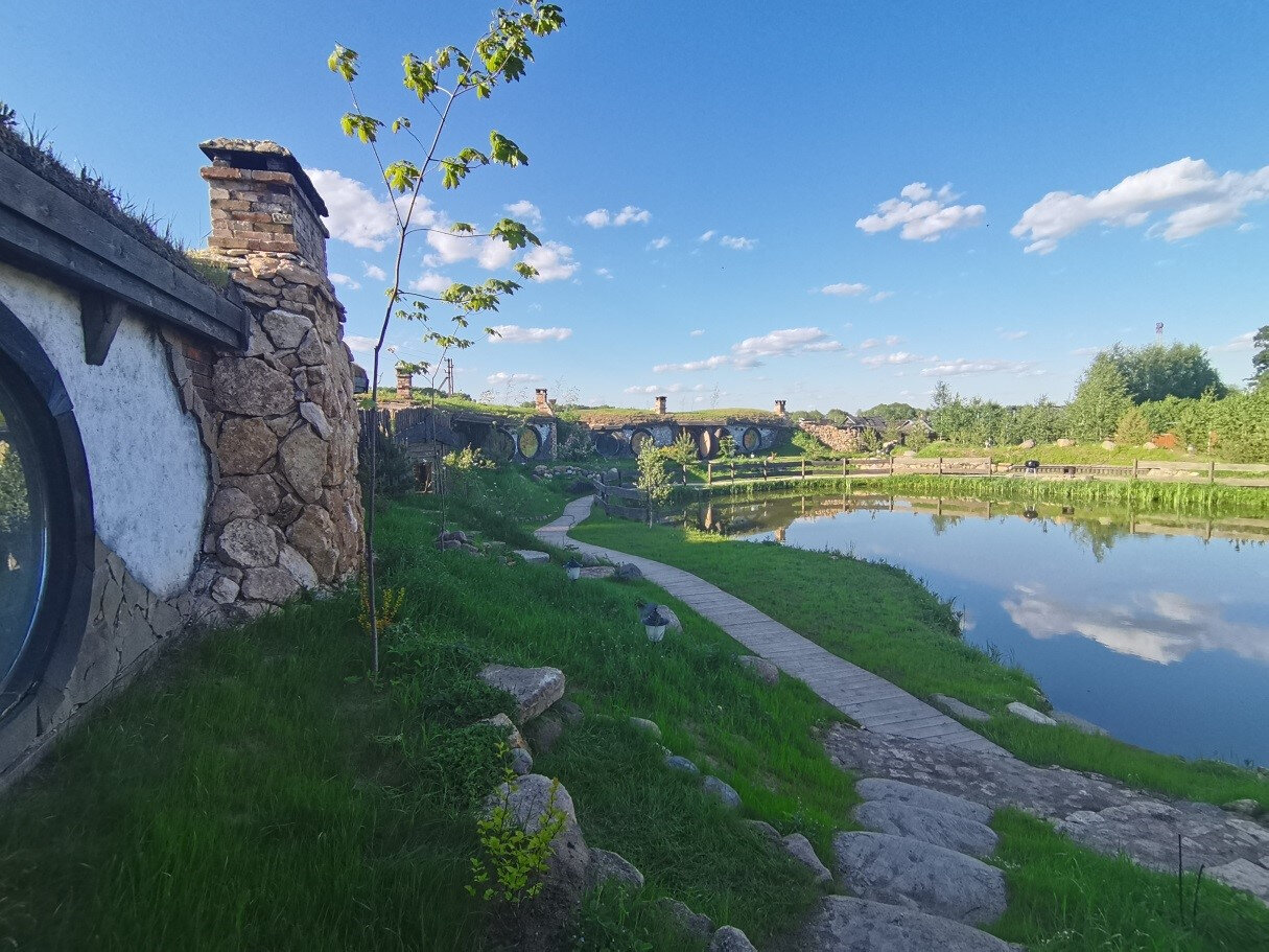В каждой хижине есть спальня, кухня и обеденное пространство.