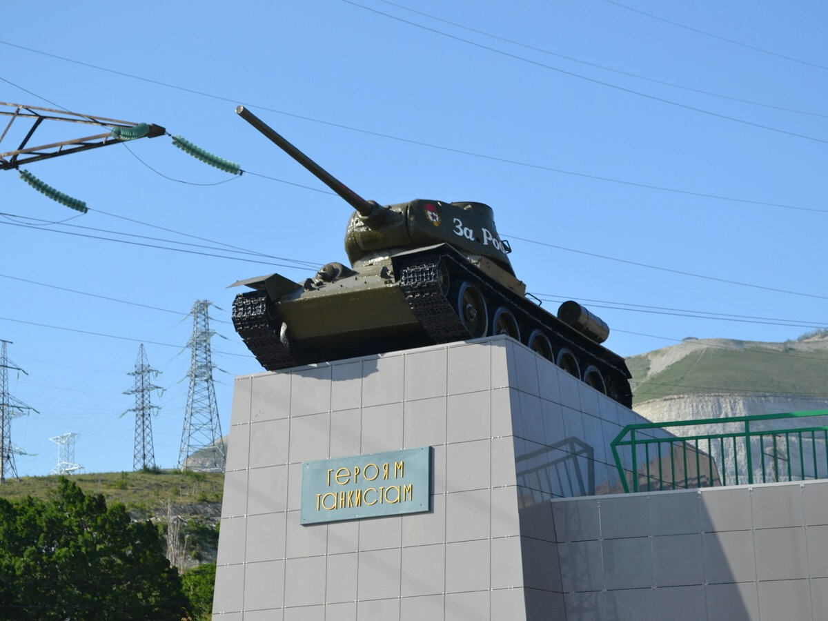 Каждый год 9 мая после возложения цветов от памятника начинаются торжественные мероприятия по празднованию Дня Победы в городе Новороссийске