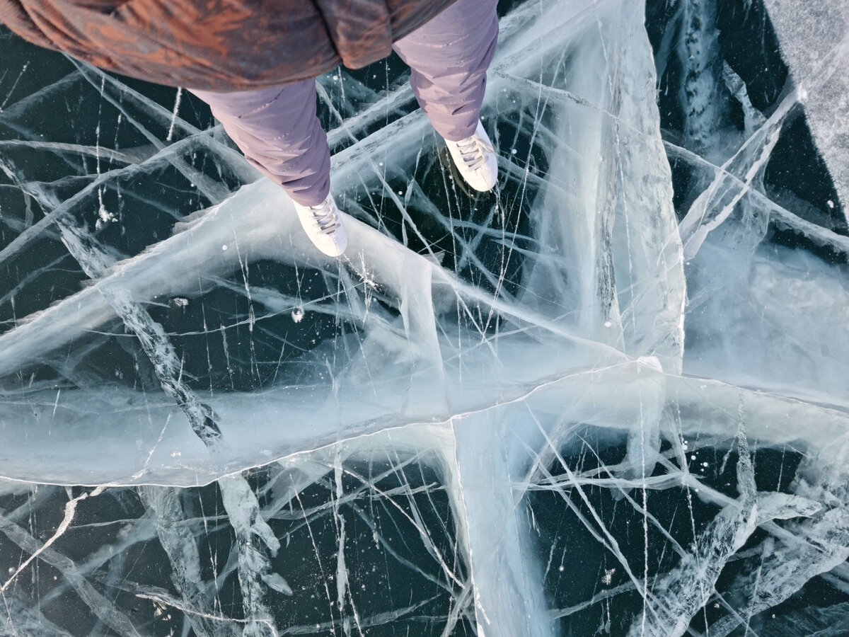 В Сахюрте на месте летней переправы на остров Ольхон нам повстречался самый гладкий и прозрачный лёд — идеальный для катания