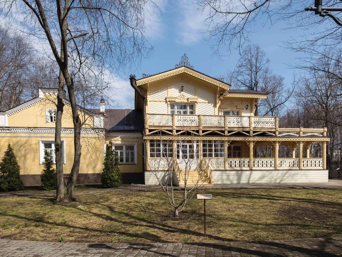 Деревянный особняк, где размещается музей — яркий пример деревянного зодчества с вырезанными вручную элементами украшения главного фасада здания.