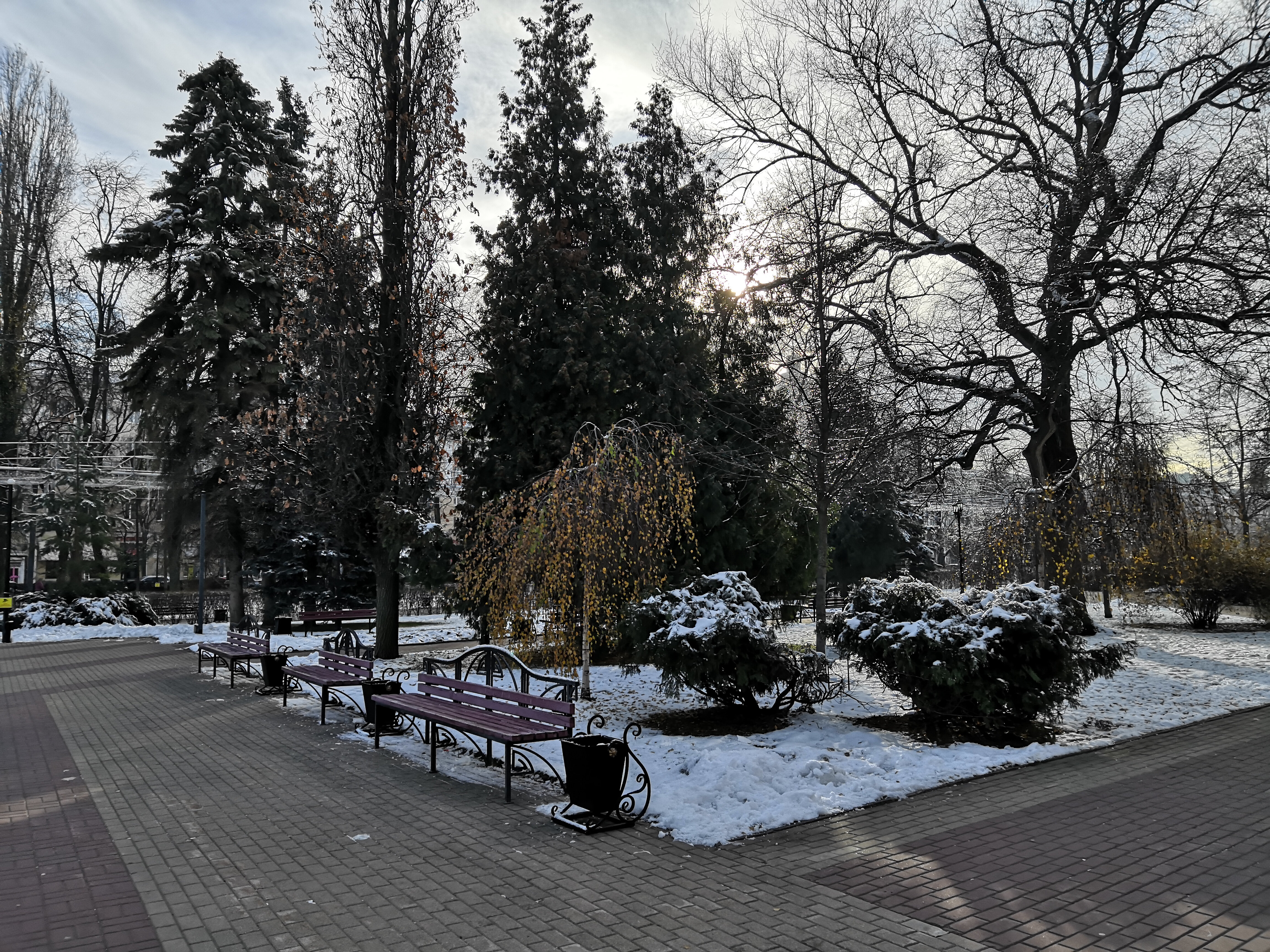 Уголок спокойствия в центре города, где хорошо передохнуть после длительного пешеходного путешествия и насладиться игрой света и воды у светомузыкального фонтана