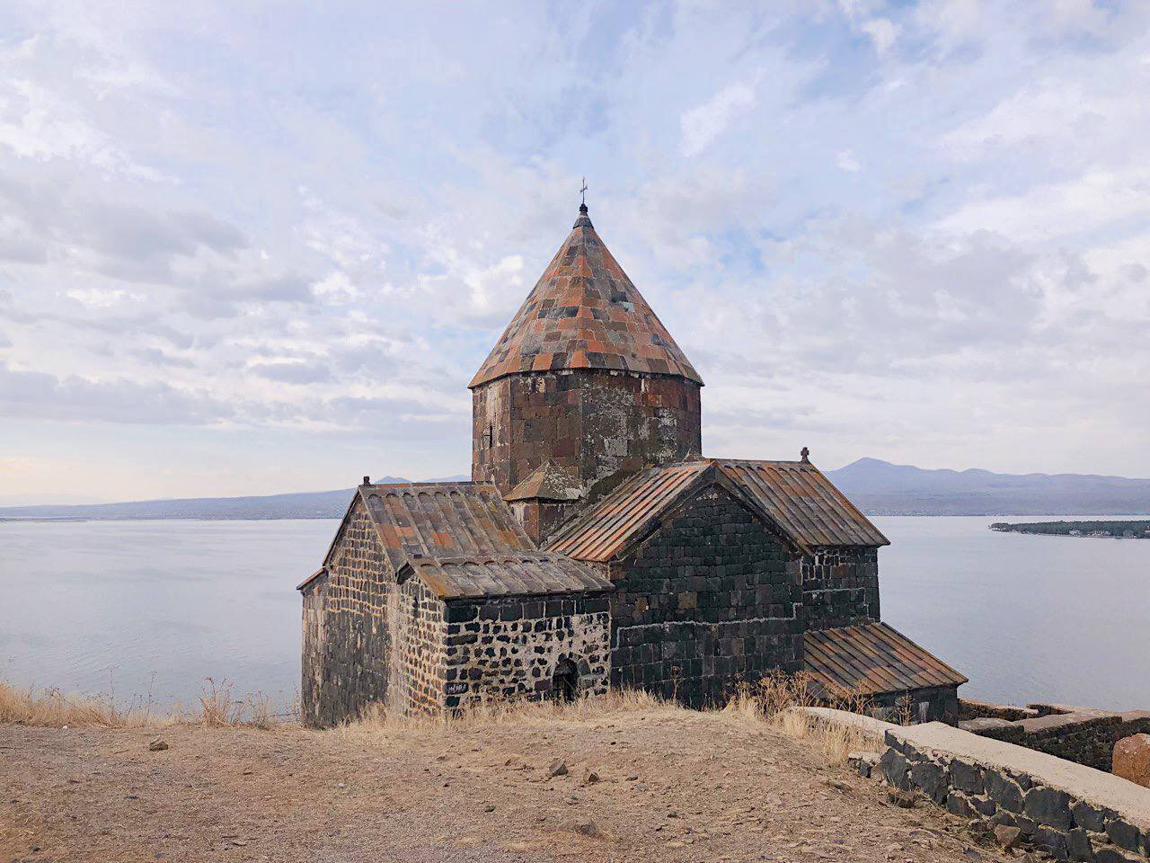 На площадках вокруг монастыря Севанаванк можно сделать живописные фото. Фото: Daria Kurennaya