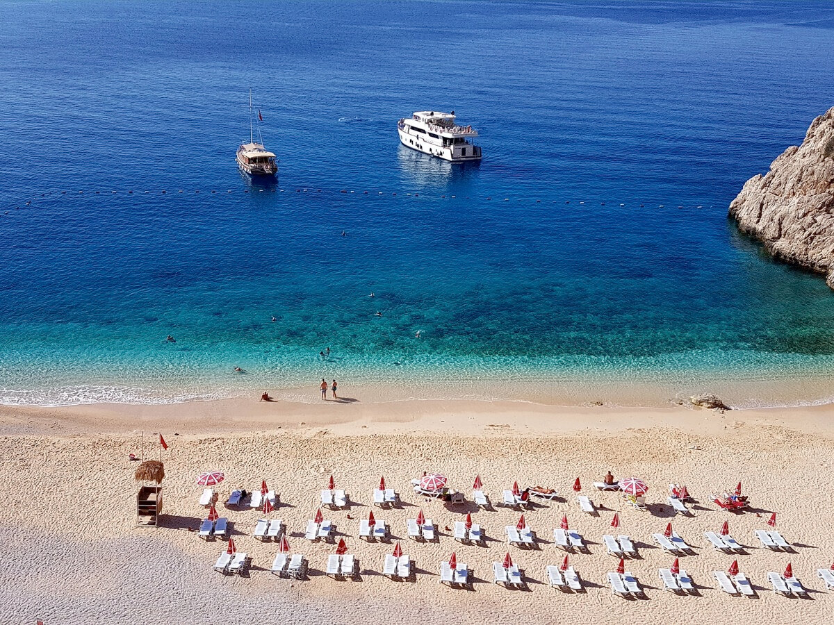 Бирюзовая вода, песок и скалы — что ещё нужно для пляжного отдыха!