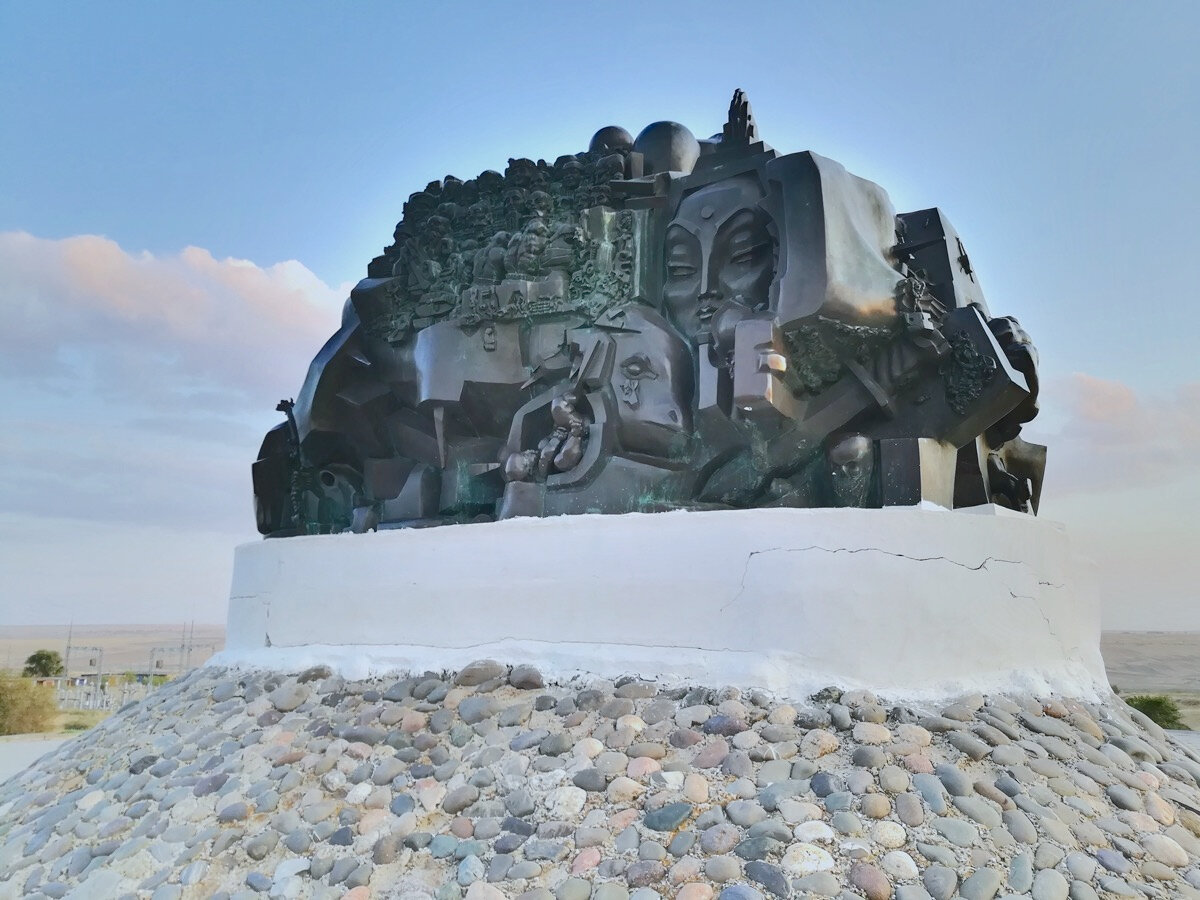В монументе на вершине кургана кроется много образов, связанных с трагичной историей депортации калмыцкого народа.