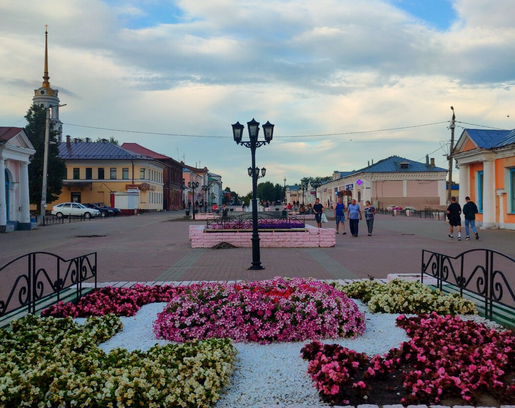 В 2000-х Арбат отреставрировали, привели в порядок здания вдоль улицы, поставили красивые лавочки с клумбами