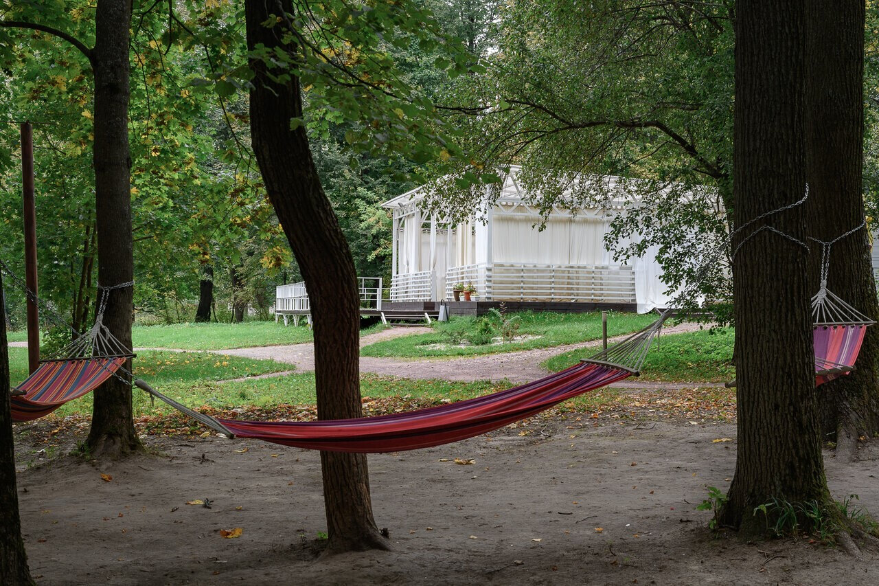На территории парк-отеля «Воздвиженское» можно полежать в гамаках.