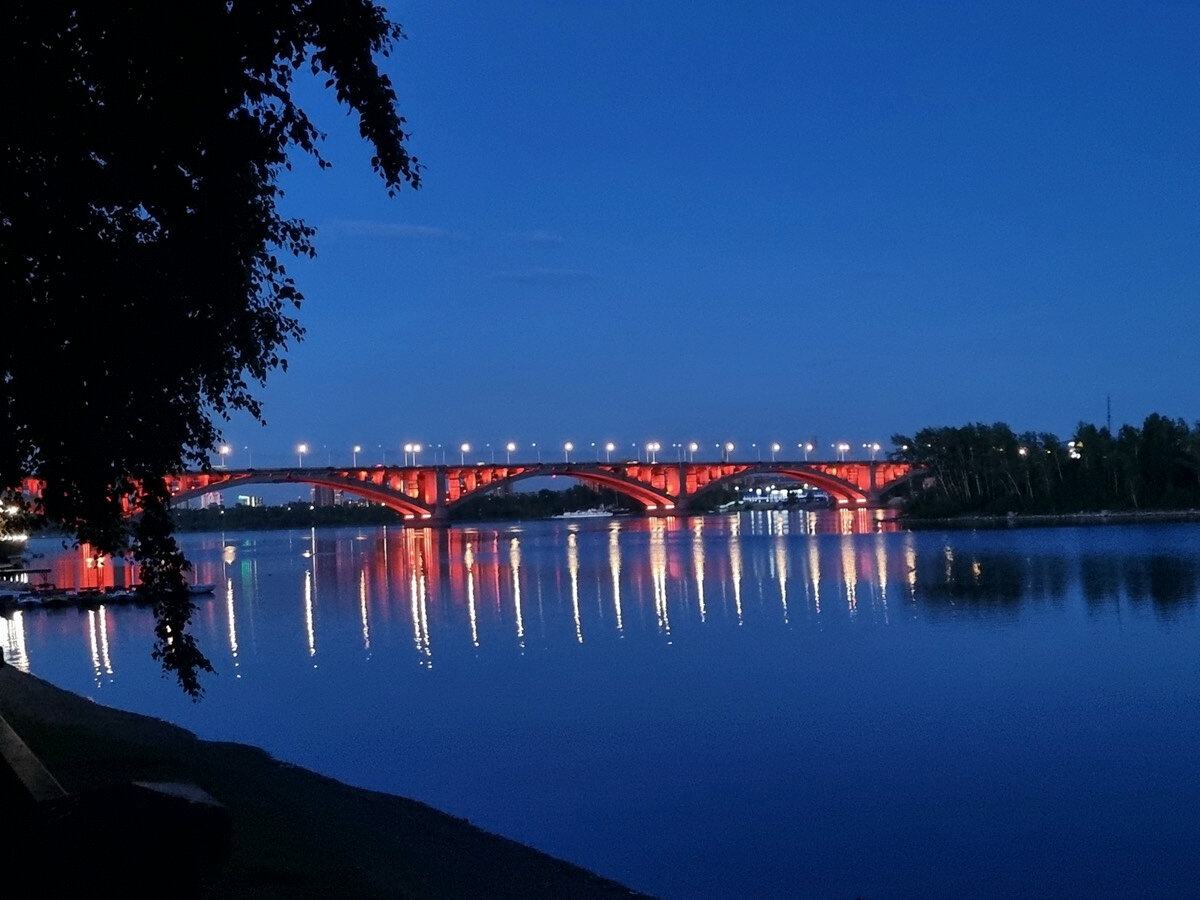 Так выглядит Коммунальный мост с ночной подсветкой