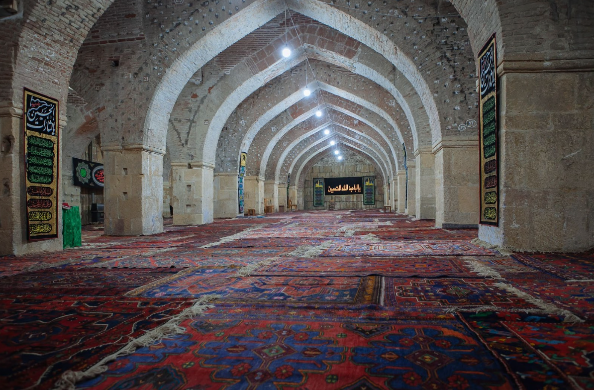 Внутри дербентской Джума-мечети.